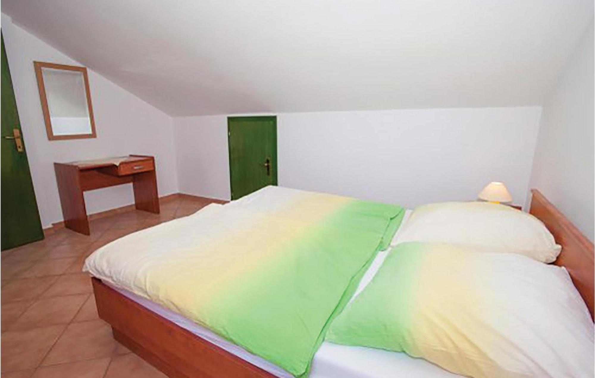 Gorgeous Apartment In Malinska With Kitchen Luaran gambar