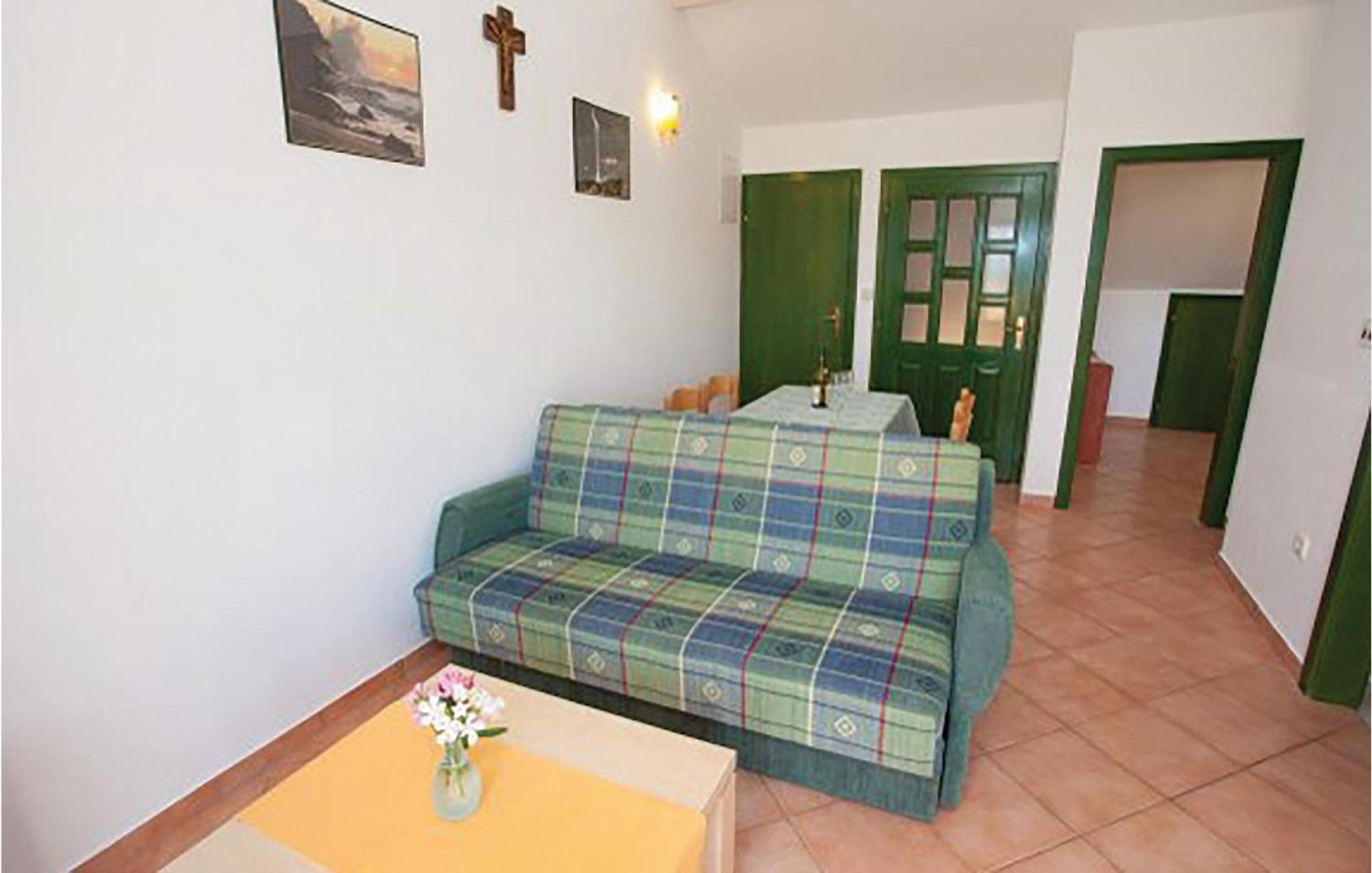 Gorgeous Apartment In Malinska With Kitchen Luaran gambar