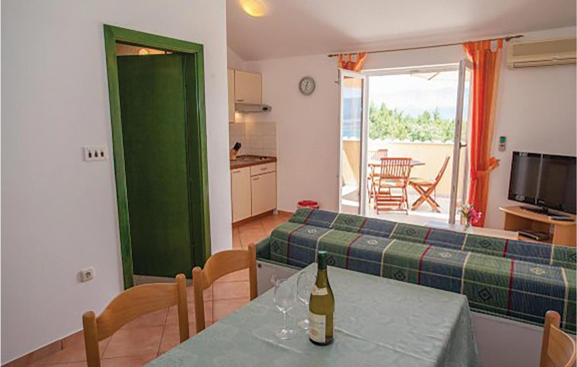 Gorgeous Apartment In Malinska With Kitchen Luaran gambar